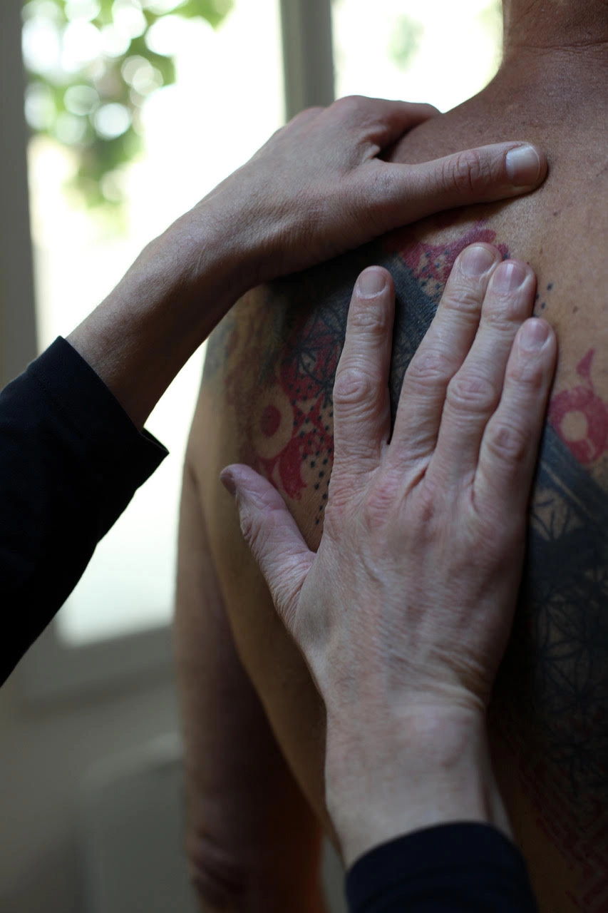 Photographie d'une manipulation de Gregor Schultze ostéopathe dans le dos d'un patient